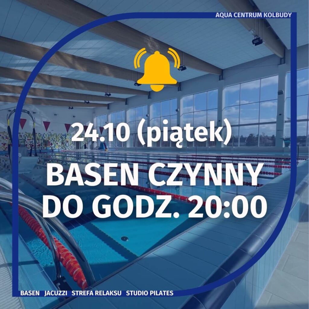 Na zdjęciu widzimy elegancką, nowoczesną halę basenową w Aqua Centrum Kolbudy. Wnętrze jest przestronne i jasne — duże okna wpuszczają naturalne światło, a drewniane belki pod sufitem dodają przytulności i stylu. Widnieje też ogłoszenie, że w piątek 24 października basen będzie czynny do godziny 20:00 — czytelna informacja dla odwiedzających.