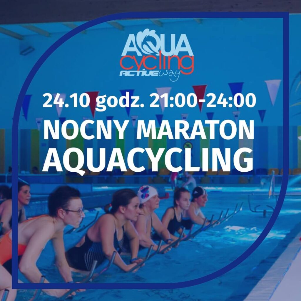 Na zdjęciu przedstawiona została grupa osób biorących udział w nocnym maratonie aquacyclingu w Aqua Centrum Kolbudy. Wszyscy ćwiczą na rowerach zanurzonych w wodzie, w strojach kąpielowych. Woda rozpryskuje się wokół, podkreślając ruch i wysiłek. Na grafice podano datę i godzinę wydarzenia — 24 października, od 21:00 do 24:00 — oraz hasło promujące intensywny trening w nietypowej, wieczornej odsłonie.