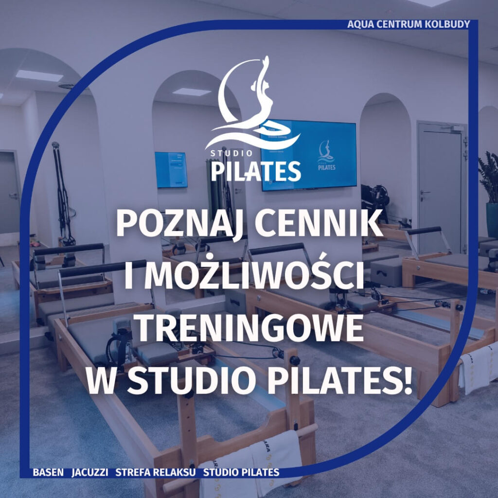 Na zdjęciu znajduje się jasne, uporządkowane studio Pilates w Aqua Centrum Kolbudy. W pomieszczeniu ustawiono reformery w dwóch równych rzędach, każdy z przygotowanym ręcznikiem. Lustra na ścianach odbijają przestrzeń i sprzęt, co ułatwia kontrolę ruchu podczas ćwiczeń. Wnętrze sprawia wrażenie czystego, spokojnego i gotowego na trening. Na grafice widnieje informacja o dostępnych udogodnieniach: basenie, jacuzzi, strefie relaksu oraz samym studio Pilates. Hasło „Poznaj cennik i możliwości treningowe” zachęca do zapoznania się z ofertą i rozpoczęcia aktywności w komfortowych warunkach.